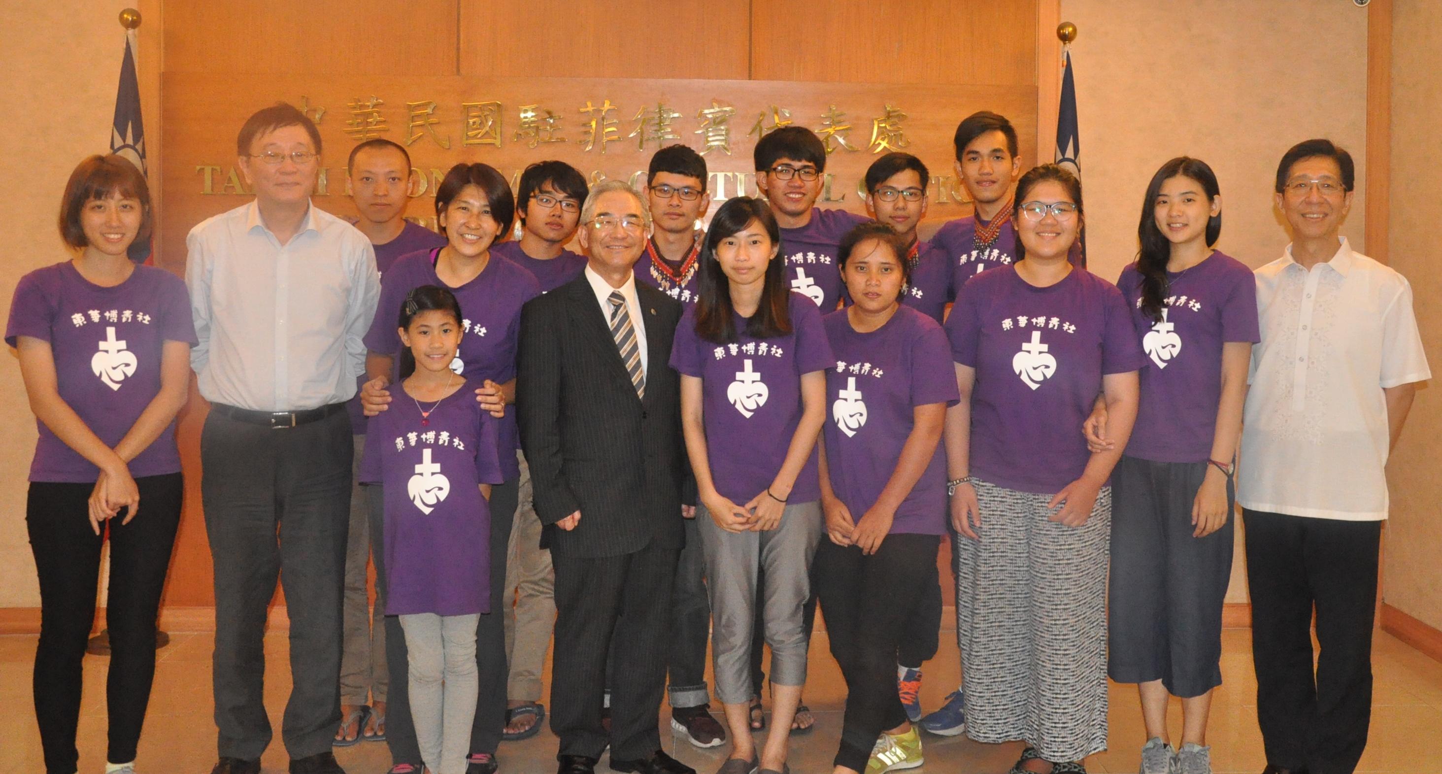Group Photo: Ambassador Gary Song-Huann Lin, Minister Samson Chang and Press Division Director Jerry Chuang take a group photo with the student volunteers from the Dong Hwa University in Taiwan during their courtesy visit on July 7, 2016. 