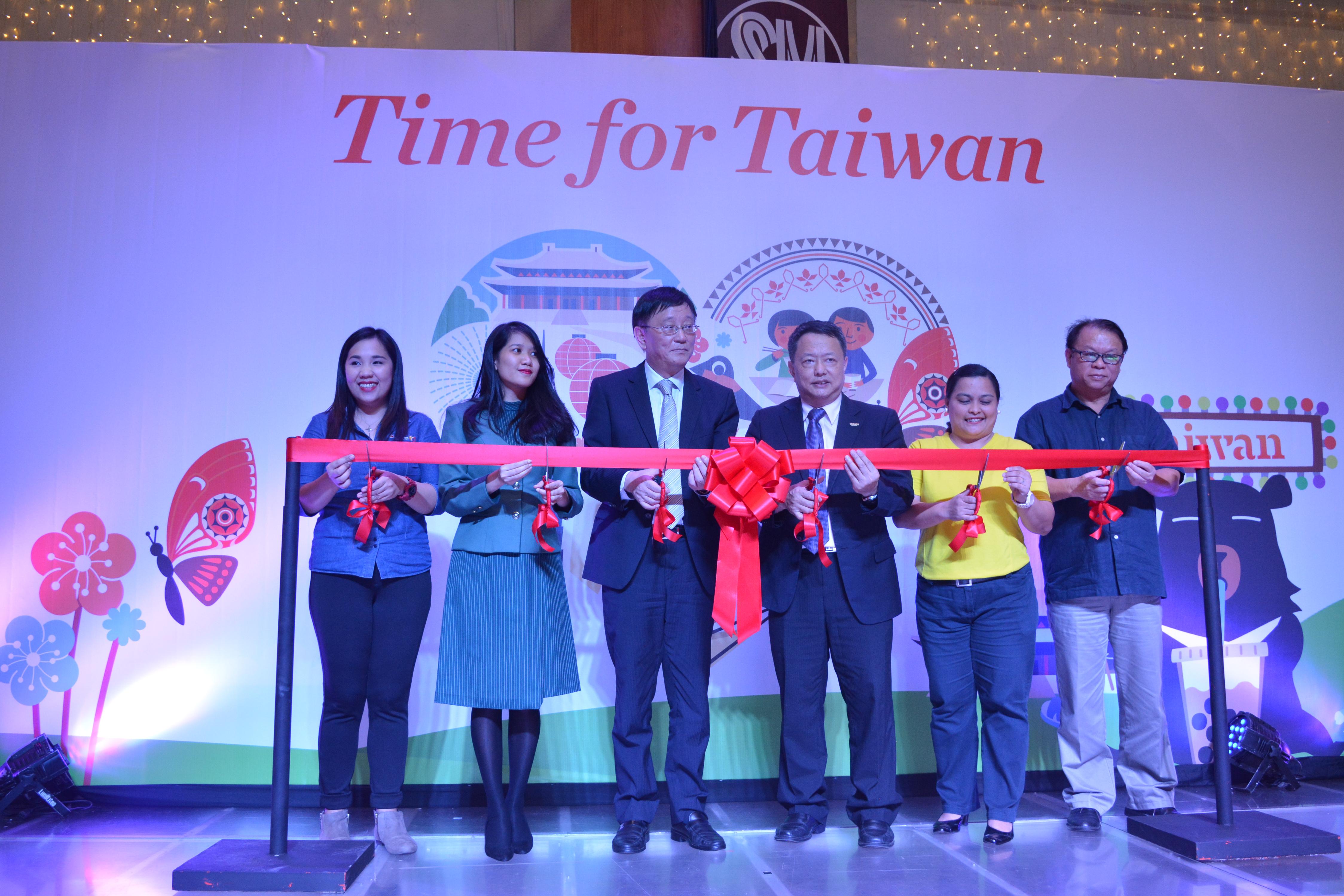 Minister Samson Chang, Deputy Representative, TECO in the Philippines, (center) together with Dir. Tsao, Taiwan Tourism Bureau (4th to the left) and participants led the Ribbon-cutting ceremony 