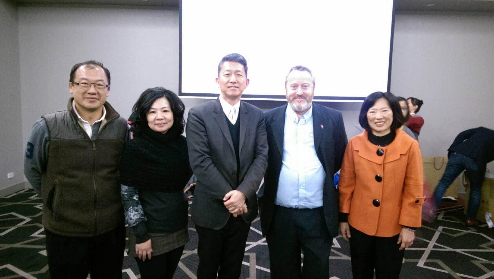 Ms Mei-Yen Tasi (left 5), the principal of Min-De, was honoured one of Taiwan’s leading educators at the 2016 Minister’s Award for Excellence in Education; in 2015, Mr Simon Vaughan, the Principal of Melrose (left 4); Executive Director Andy Bi of Education Division at Taipei Economic and Cultural Office in Australia (middle);Representatives of parents committee at Min-De Junior High School (left 1 and left 2)
