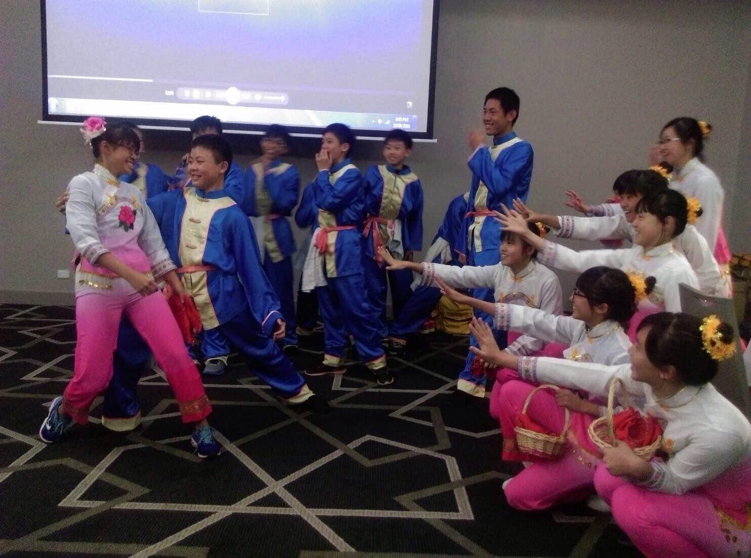Min-De students performed Taiwanese folk dance to introduce Taiwan’s cultural diversity to Melrose students.