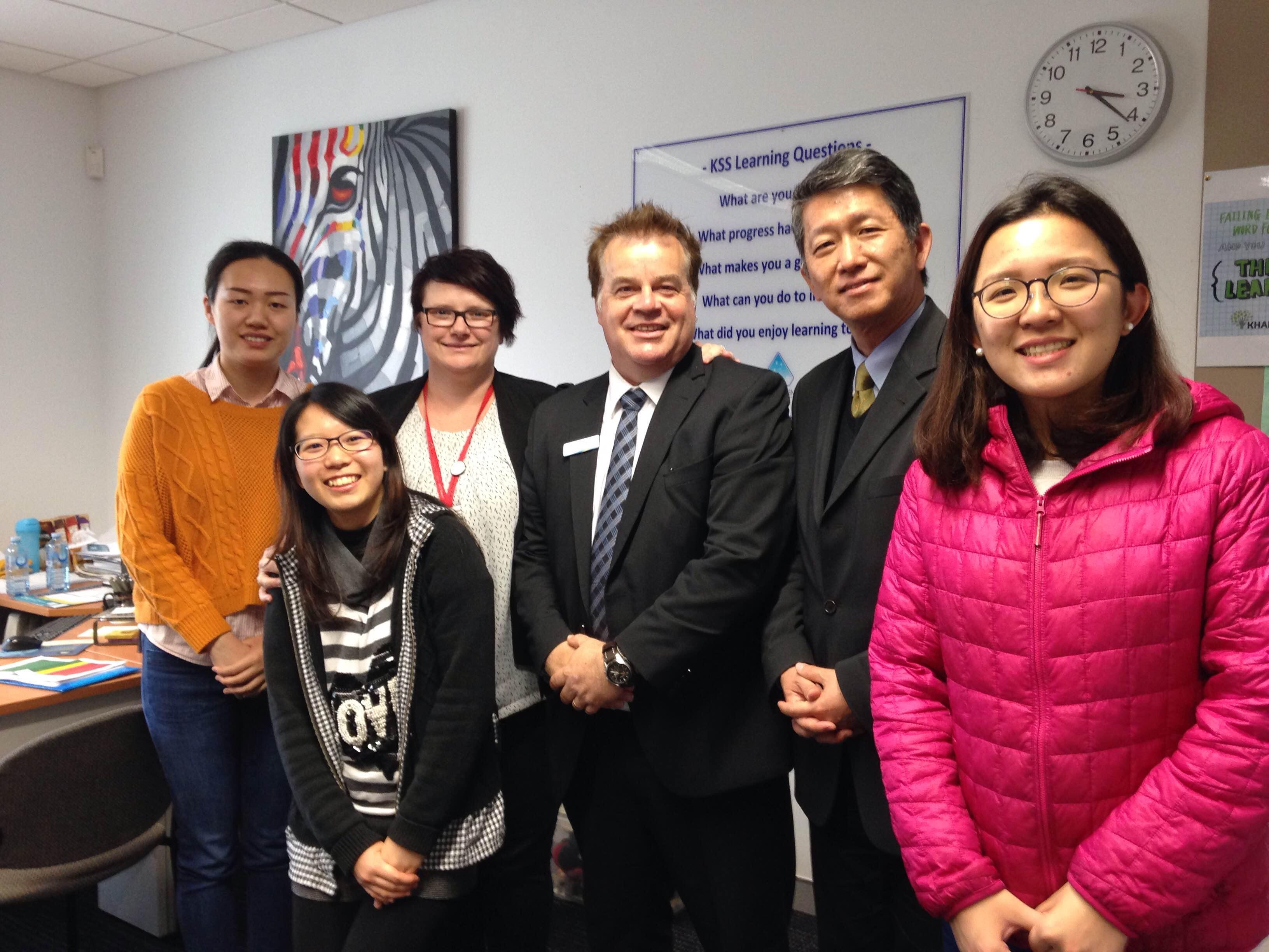 (from the left to right) Ms Yuan Ma, Mandarin teacher of Kingsford Smith School (KSS); Ms Jenny Yi-Chen Hsieh, teaching assistant of KSS; Ms Melissa Beattie, Executive Teacher at KSS; Mr Paul Branson, the Principal of KSS; Executive Director Andy Bi of Education Division at Taipei Economic and Cultural Office in Australia; Ms Jane Chia-Ying Wen, teaching assistant at the Melrose High School