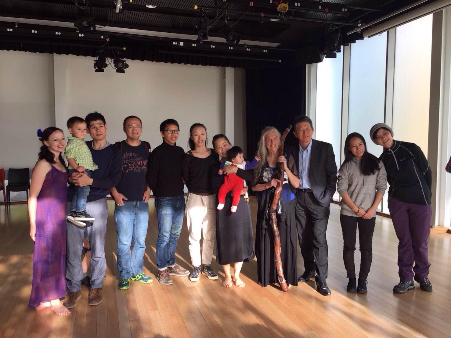 Executive director Andy Bi of Taipei Economic and Cultural Office in Australia (right 3) joined director of Mirramu Dance Company - Dr Elizabeth Cameron Dalman OAM (right 4), choreographer Peng Hsiao-Yin (right 5) and Taiwan Dancecology’s members at the Belconnen Arts Centre on 8 of March, 2017.