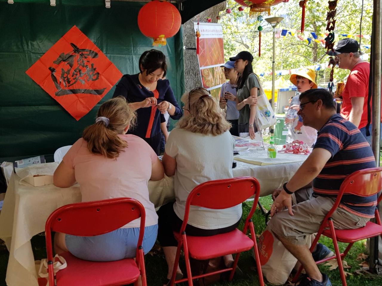 TECO and TACA Mandarin Language School hold decorative knots DIY at the 2020 National Multicultural Festival.