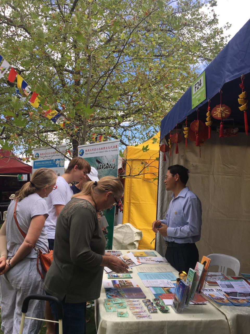 Aaron Chen, executive director of the Education Division, introducing Taiwanese culture and opportunities to study in Taiwan, at TECO's information stall at the 2020 National Multicultural Festival.