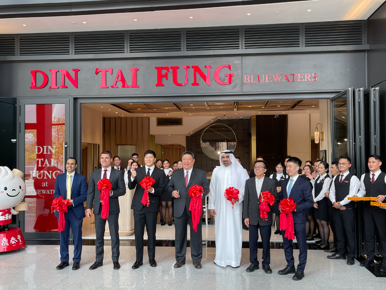 張總領事治平(右四)及中華餐飲集團執行長韓志華(左三)等人於開幕剪綵儀式合影