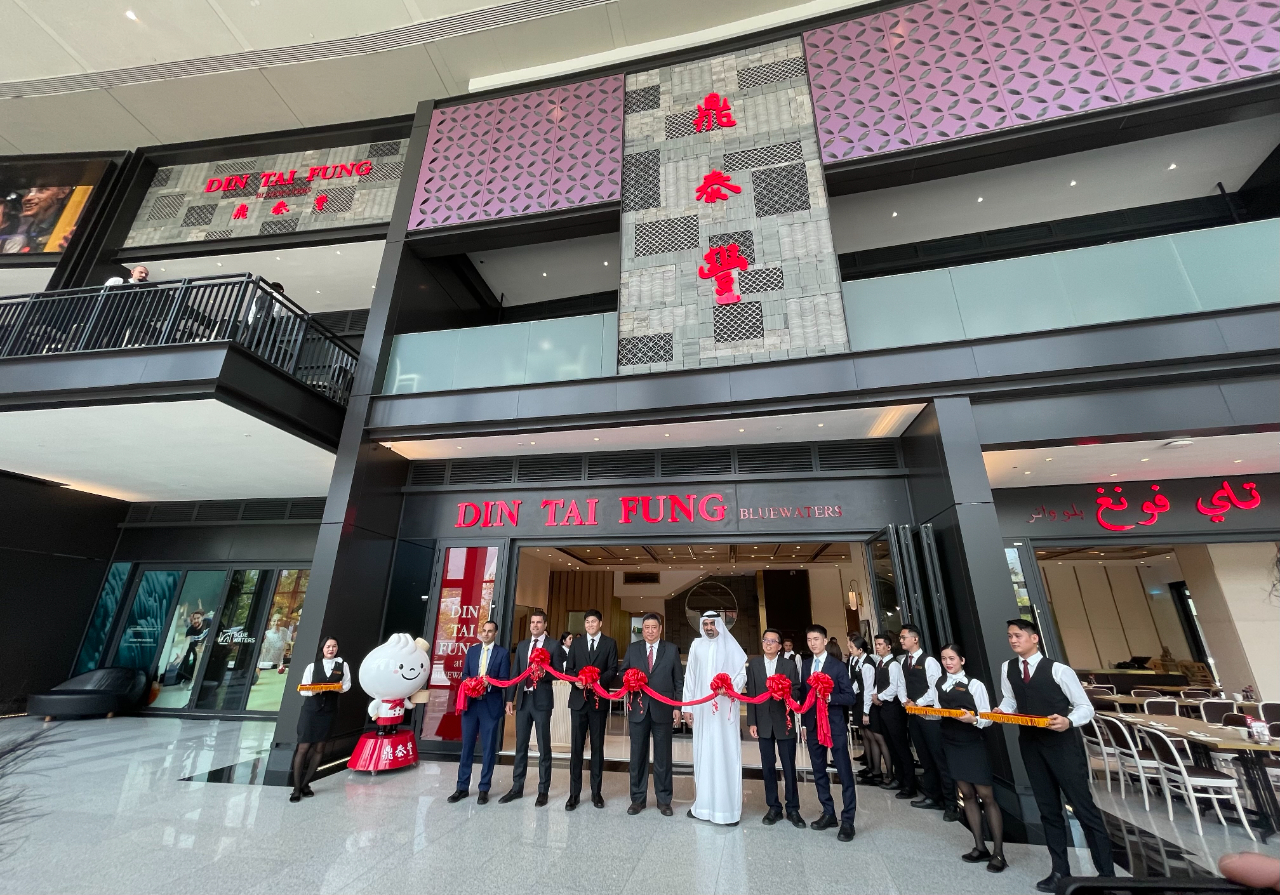 張總領事治平(右四)及中華餐飲集團執行長韓志華(左三)等人於開幕剪綵儀式合影