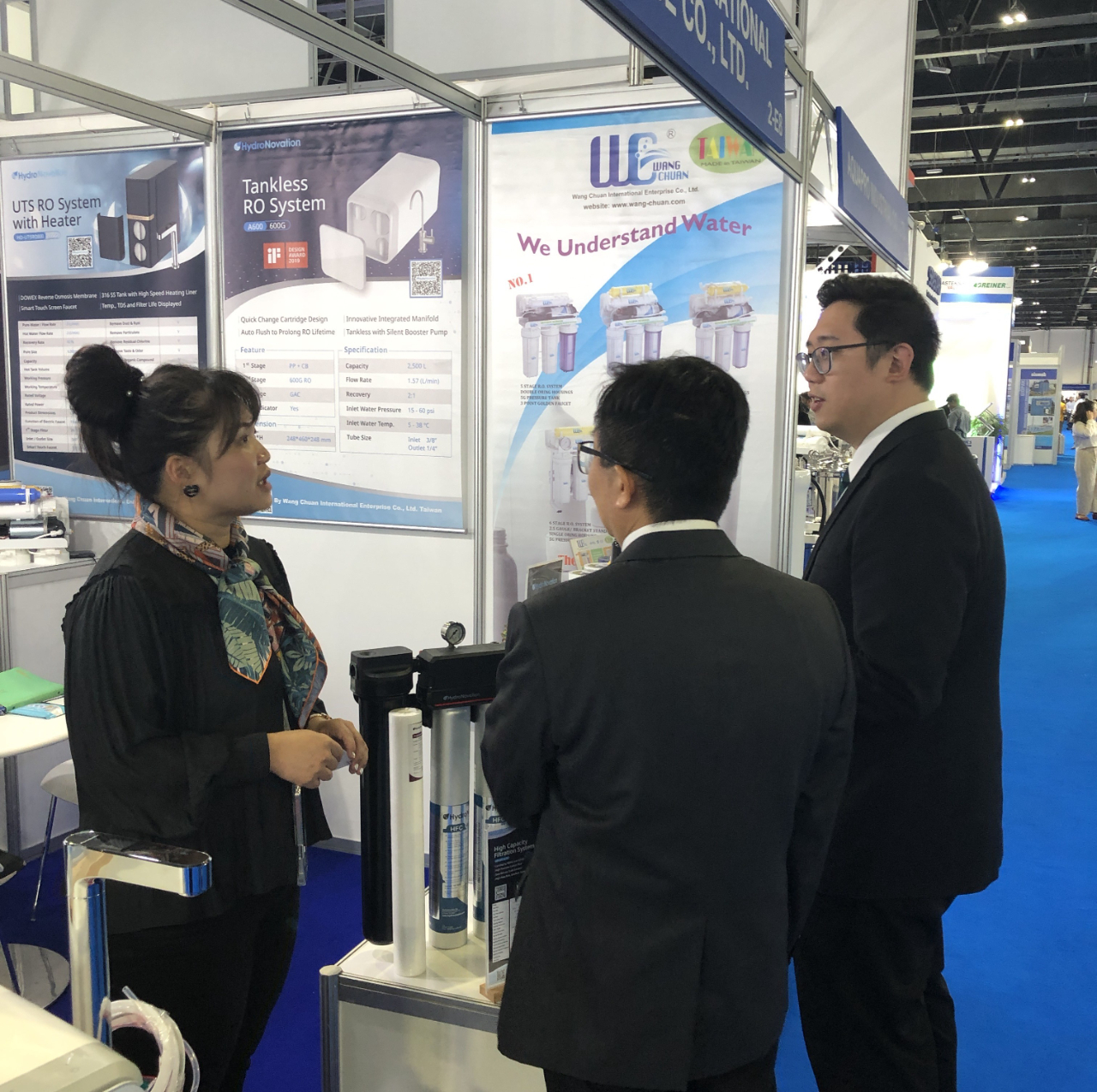 參展廠商向柴副領事介紹參展產品