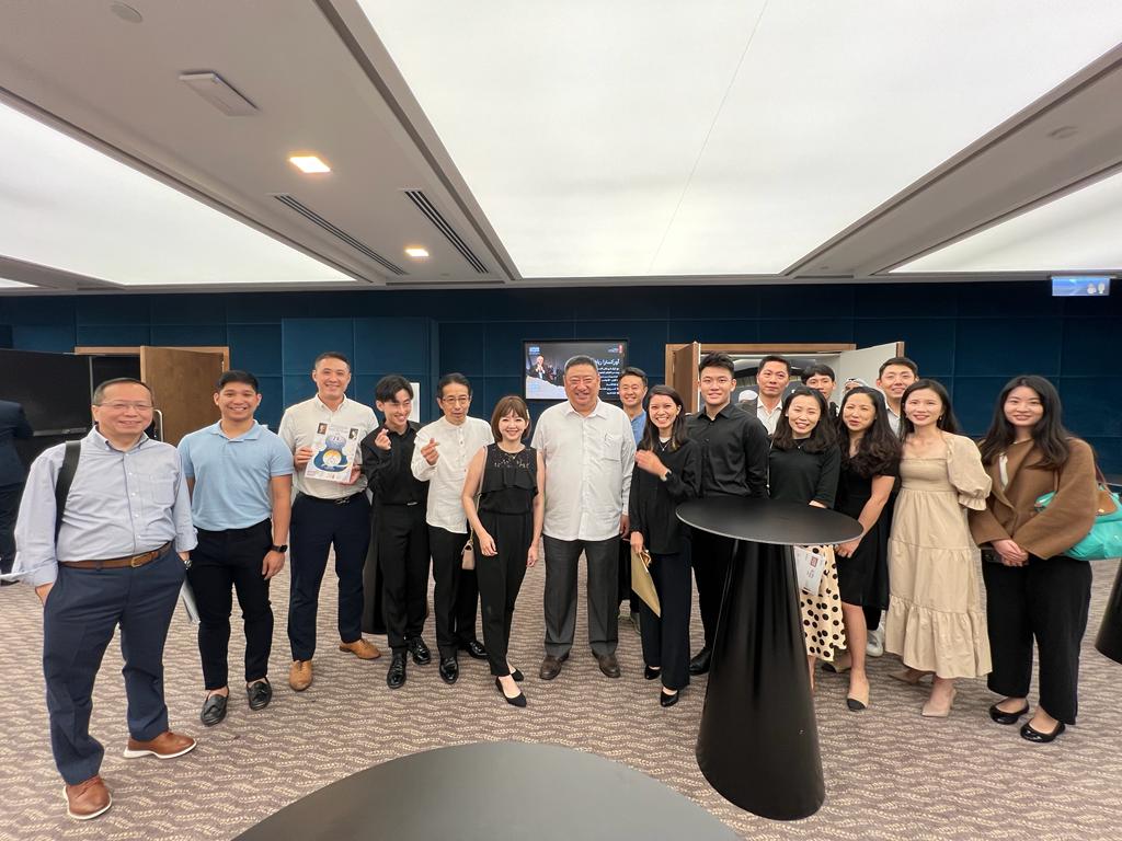 張治平處長及同仁、僑胞與中壢青少年管弦樂團於開演前合影。