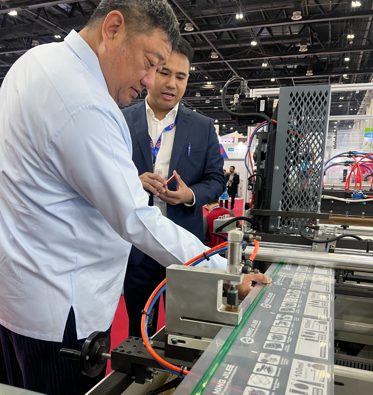 參展廠商向駐杜拜辦事處張治平處長(左一)介紹產品