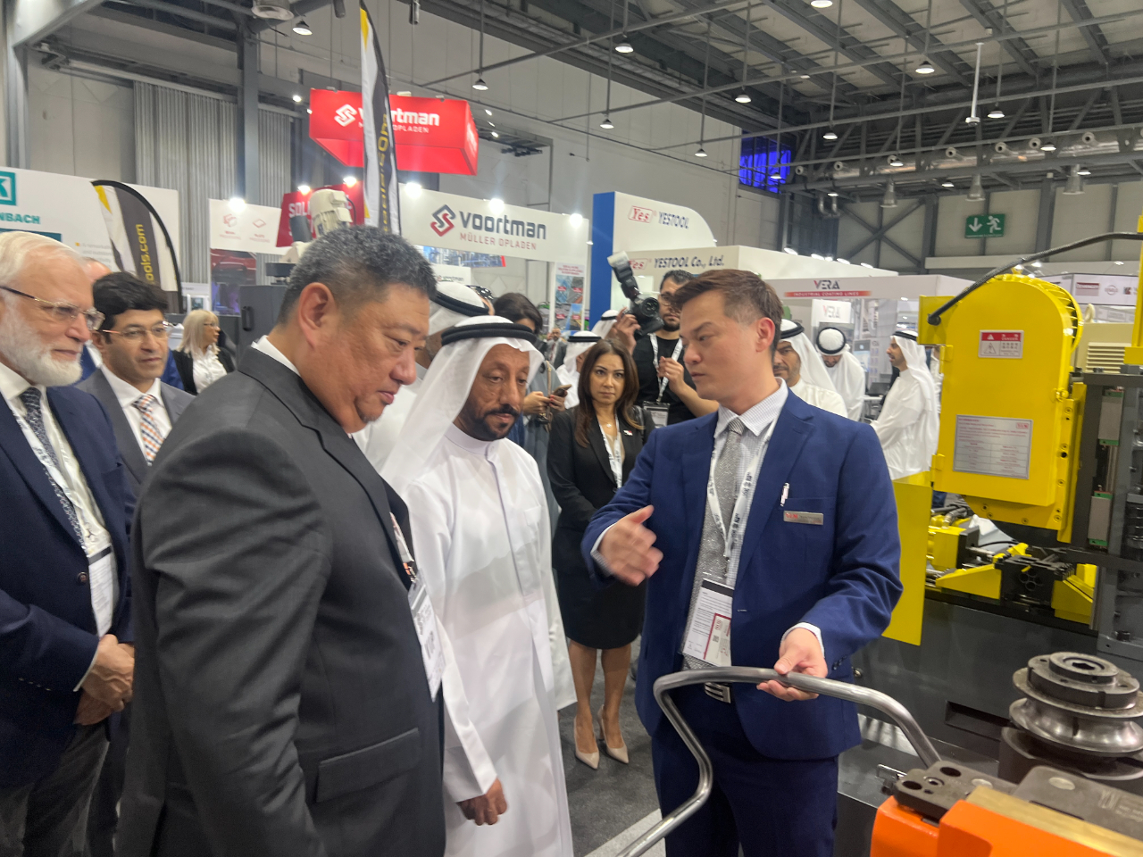 穎漢科技公司呂業務經理向沙迦商會主席Abdullah Sultan Al Owais解釋我機械加工設備