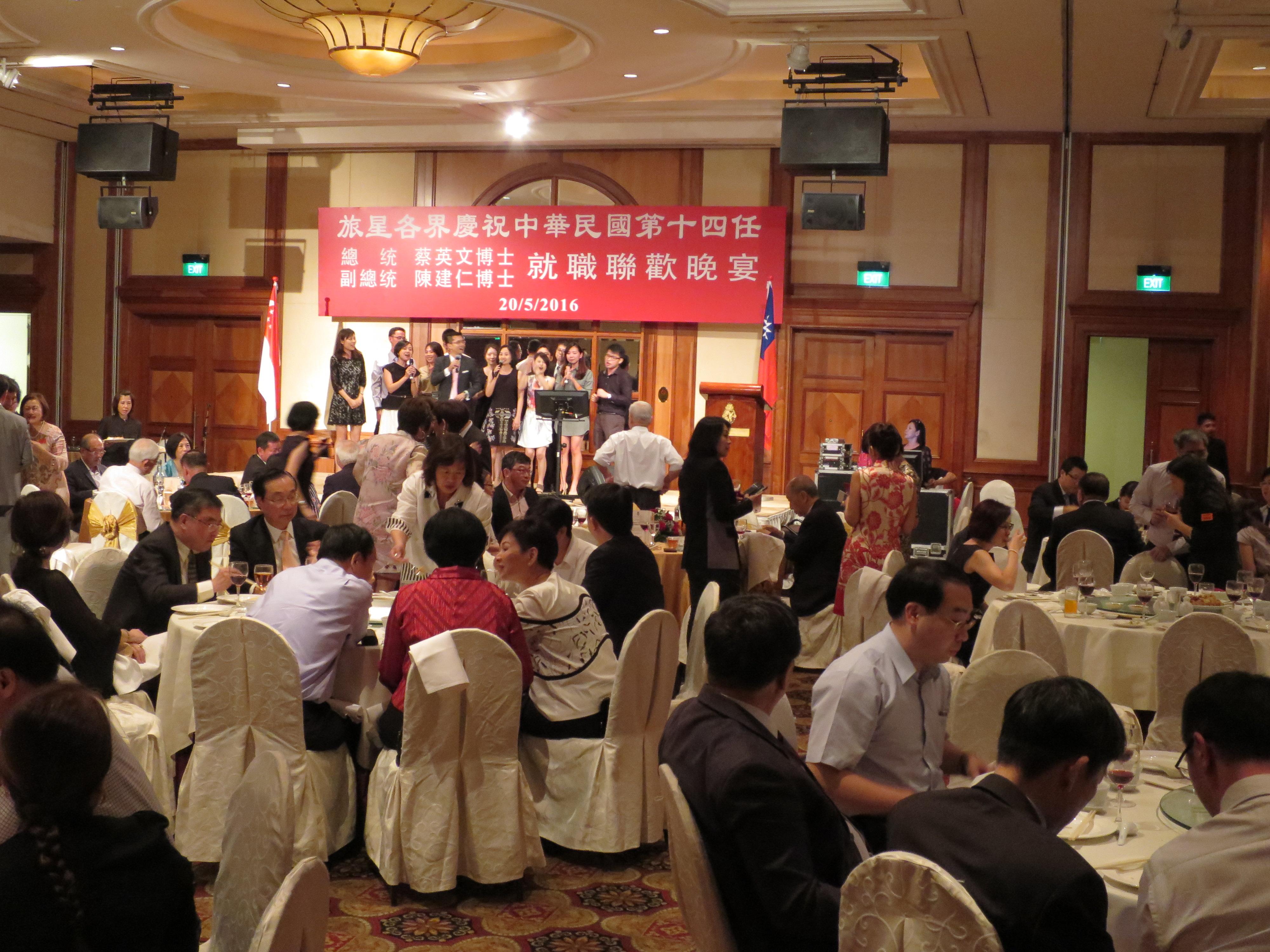 新加坡臺北工商協會青商會成員表演「我的未來不是夢」及「掌聲響起」兩歌曲。