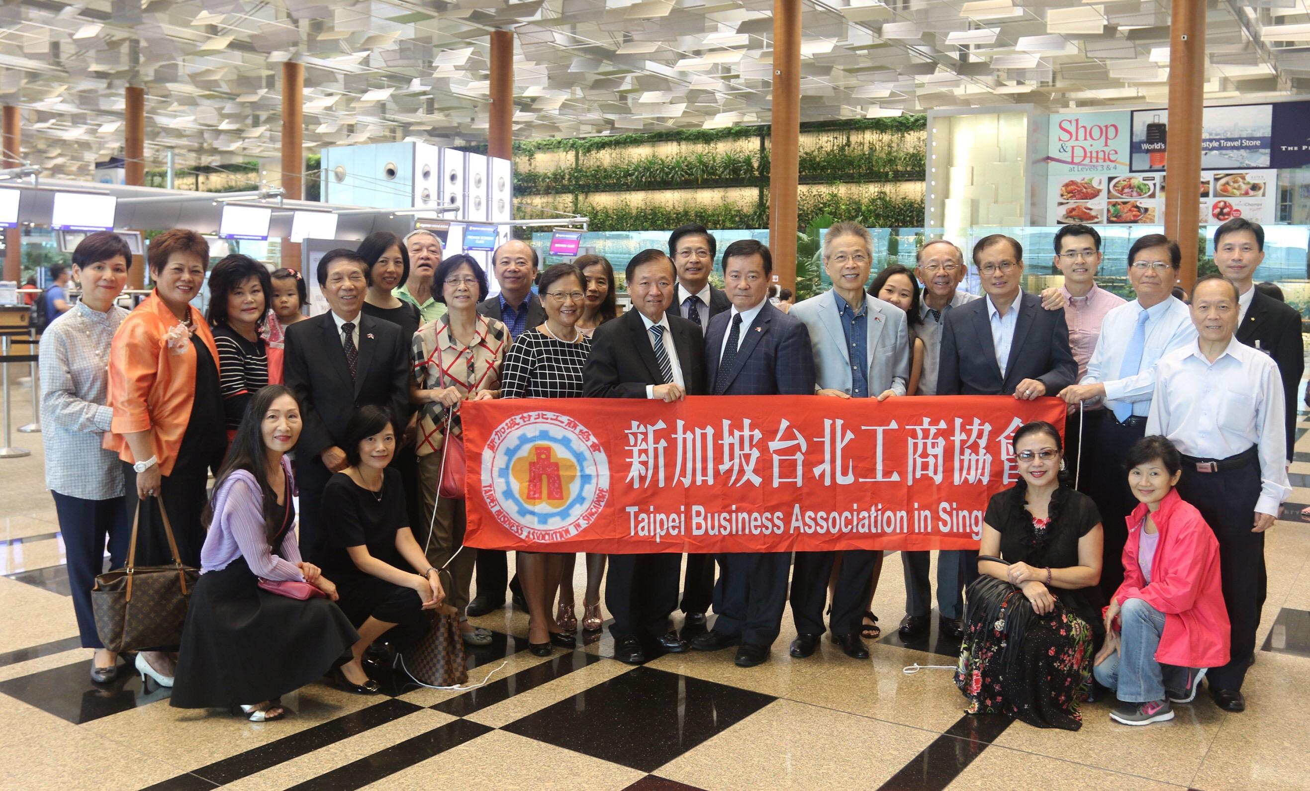 二、	本處張大使大同夫婦（站立前排右6及右7）與新加坡台北工商協會在新加坡樟宜機場合影。
