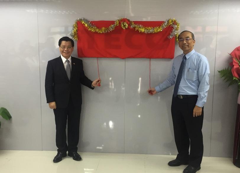 駐新加坡台北代表處大使梁國新(左)及東元電機股份有限公司董事會執行顧問林弘祥(右)合影。