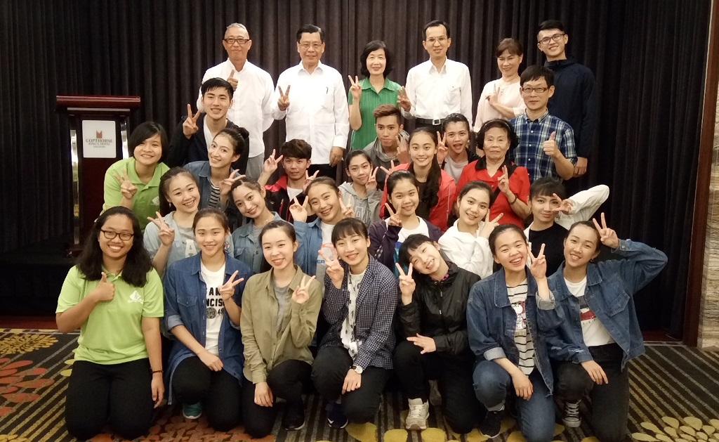 駐新加坡台北代表處代表梁國新 (後排左二)及副代表戴輝源(後排右三)、「春到河畔」主辦單位新加坡宗鄉總會執行總秘書馬進強(後排左一)與文化大學伍曼麗所長(後排左三)、「華岡舞團」師生於106年1月25日在新加坡天廚餐廳圍爐合影。