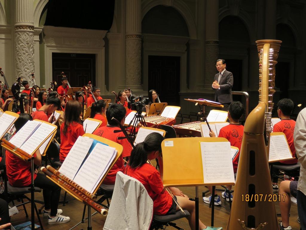 梁大使國新(站立者)於金門縣青少年國樂團演出前慰勉全體團員。