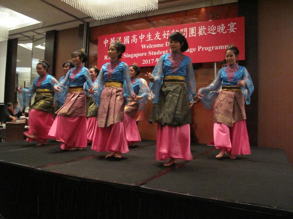 新加坡初級學院學生在第34屆「中華民國高中生友好訪問團」歡迎晚宴具族群特色的表演，帶動現場熱烈氣氛。(106年7月18日)
