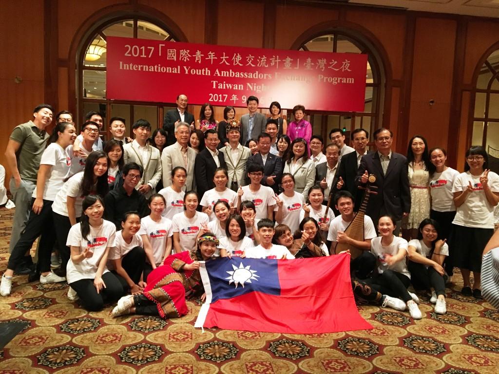 駐新加坡台北代表處代表梁國新(第三排右十)、副代表戴輝源(第三排右五)盛讚國際青年大使表演精彩，充分展現臺灣文化軟實力及年輕世代的活力。(106.9.6)