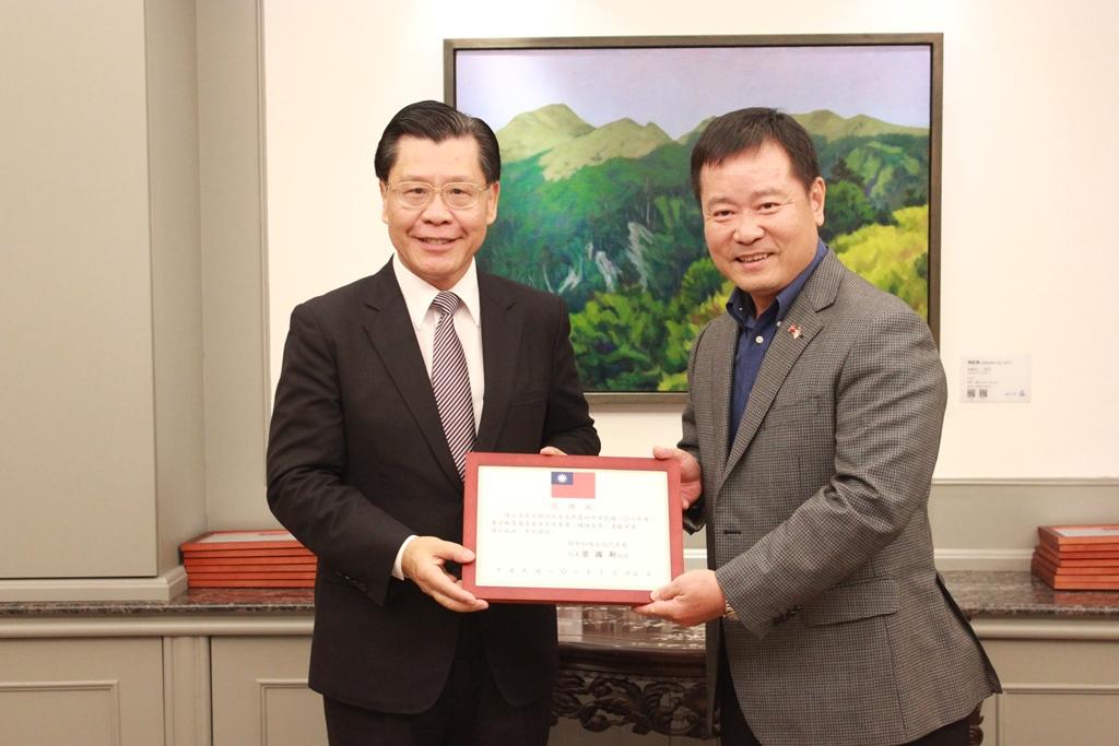 梁代表與獲頒感謝狀的新加坡台北工商協會會長陳正旻合影。