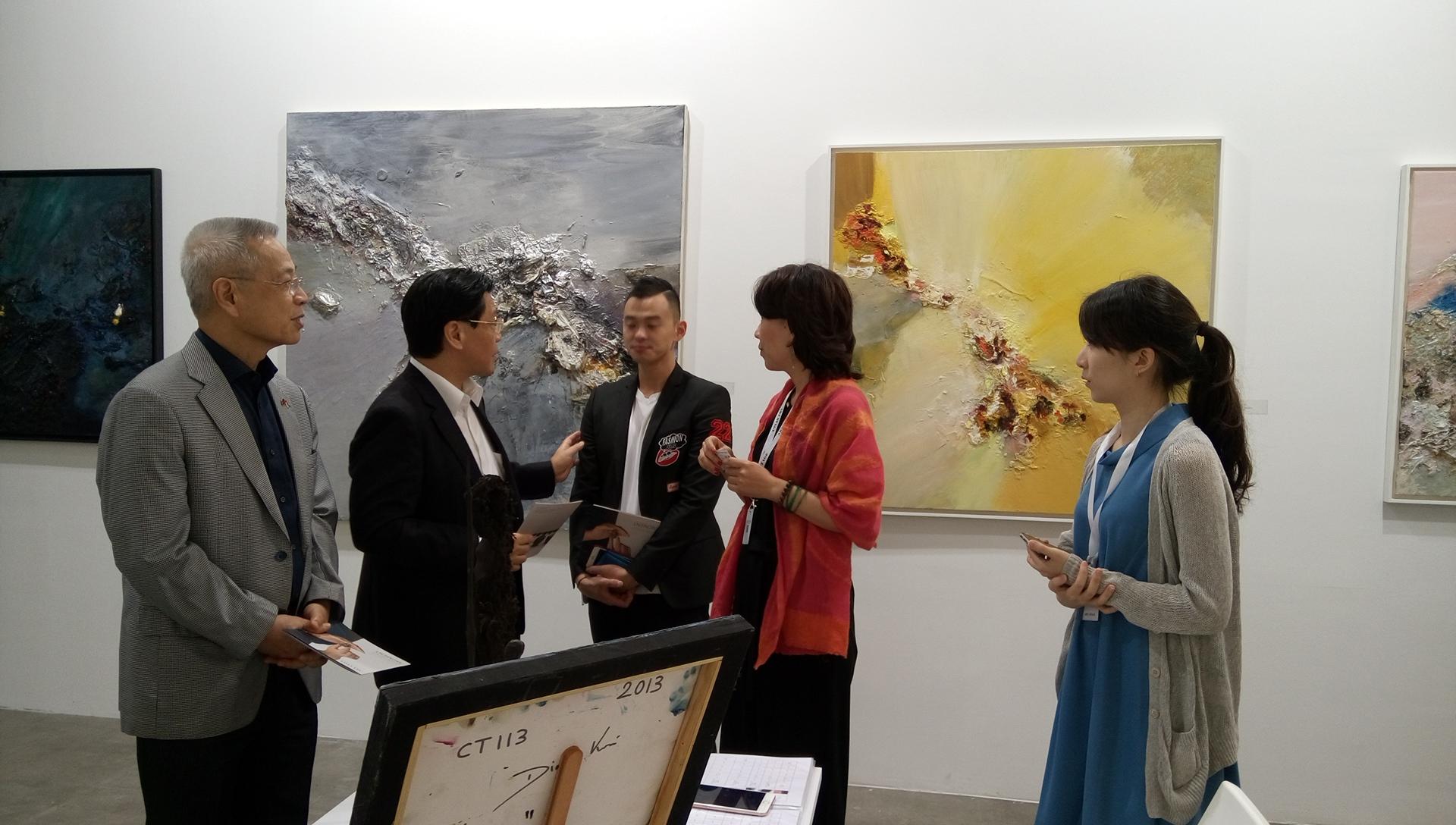 梁代表(左二)詢問尚畫廊負責人周秀如(右二)參展情形。（107年1月26日）