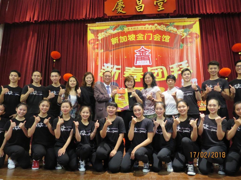 新加坡金門會館副會長陳篤漢(左6)頒贈感謝表揚布幟，由率團之國立臺灣體育運動大學學務長潘莉君(左7)代表接受。(107年2月17日）