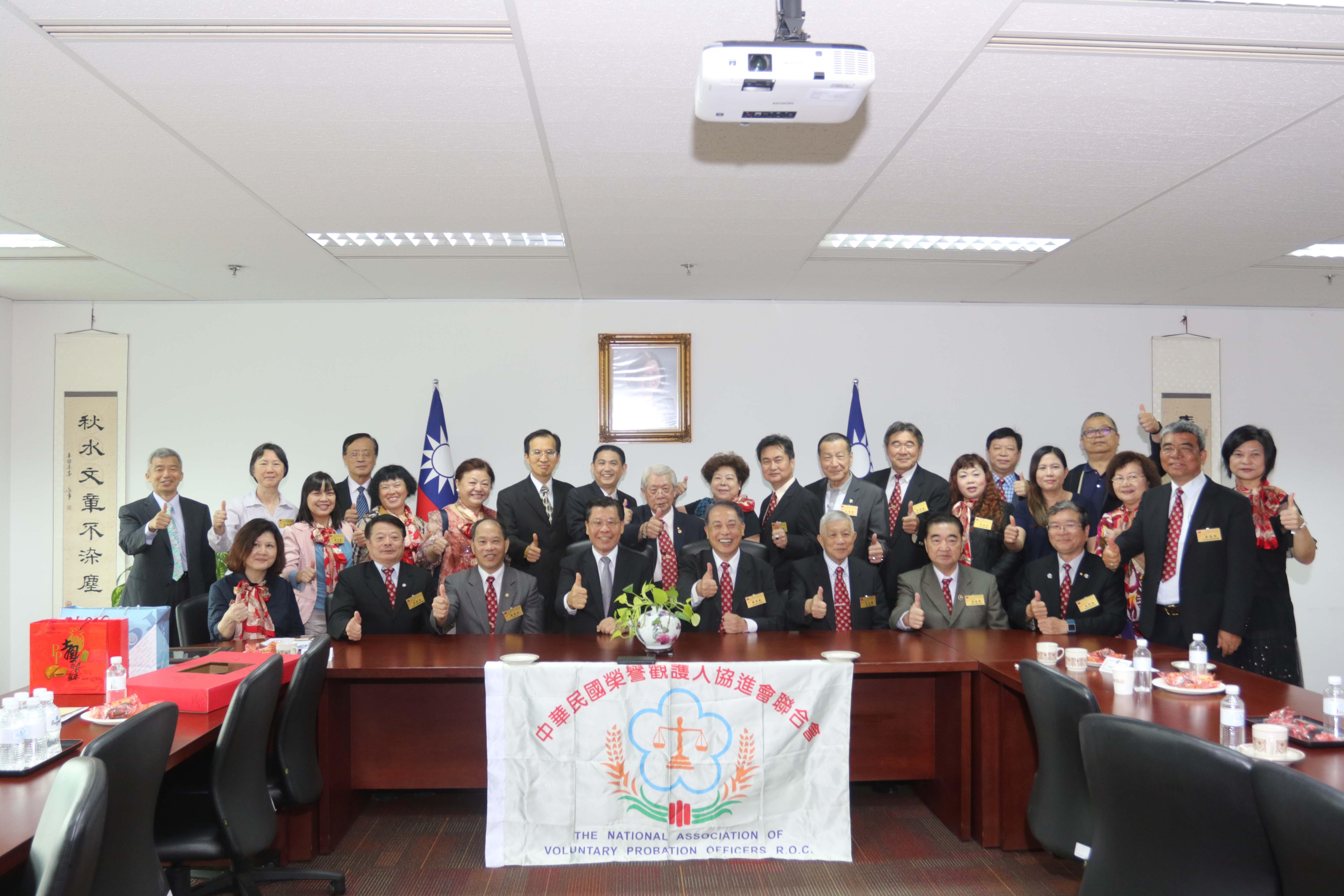 梁代表(前排左四)與訪團合影(107年3月29日)