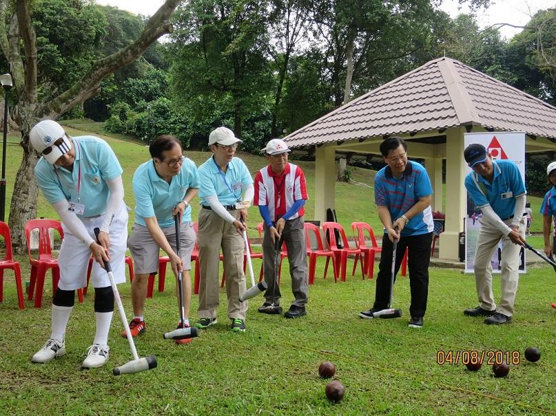 代表梁國新(右2)、新加坡木球協會會長鍾天祥(右3)、中華台北代表隊領隊陳金財(右1)、僑務諮詢委員鍾仕達(左3)、僑務委員暨新加坡台北工商協會會長施至隆(左2)及僑務顧問張嘉升(左1)及所有貴賓共同擊球開幕。
