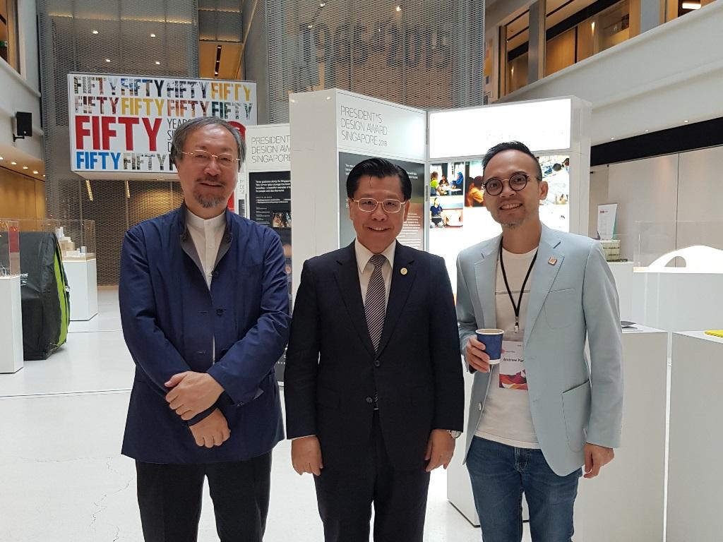 梁國新代表與「臺灣國際學生創意設計大賽」計畫執行人林磐聳教授(左)、Design Business Chamber Singapore主席Andrew Pang(右)合影。(107年9月7日)