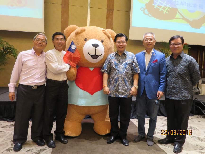 梁國新代表(右3)於國慶盃網球賽頒獎晚會與與會賓客(右1起：新加坡台北工商協會名譽會長陳正旻、前僑務委員陳正吉、新加坡花拉網球俱樂部名譽會長王善農及莊茂球)合照。