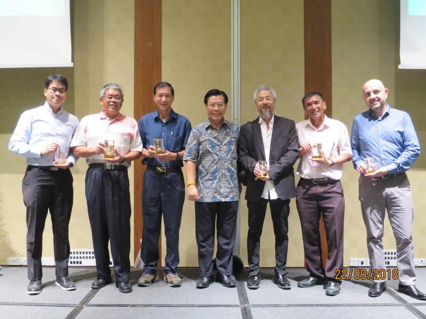 梁國新代表頒發獎盃後與獲勝選手合照。