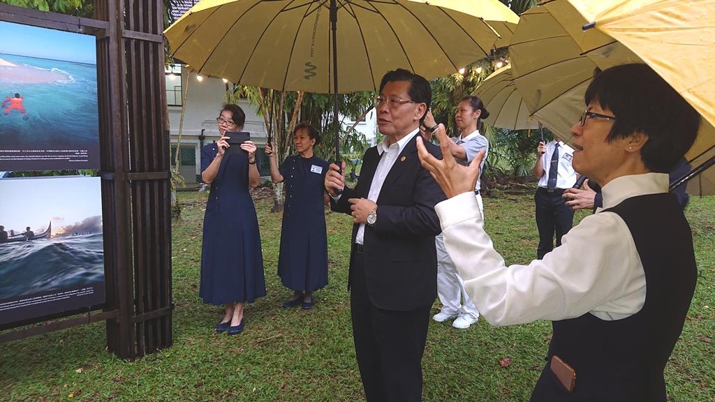 梁國新代表在「經典雜誌」副總編輯陳世慧導覽下參觀20週年「壯遊」攝影展。(107年9月7日)