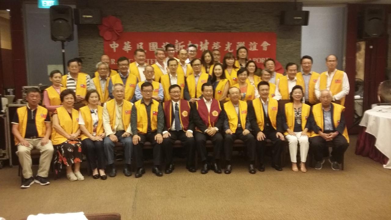 本處梁代表與新加坡榮光聯誼會員眷合影。