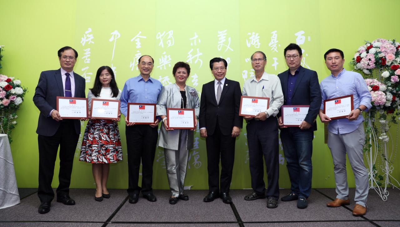 梁國新代表(右4)與獲頒感謝狀的出席僑領合影(107年11月2日)