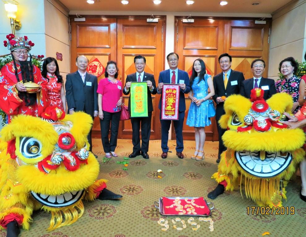 本處代表梁國新(左5)與僑務委員暨新加坡台北工商協會會長施至隆夫婦（左6及7）、僑務委員張嘉升(右3)及僑務榮譽職人員在舞獅獻瑞後合影。