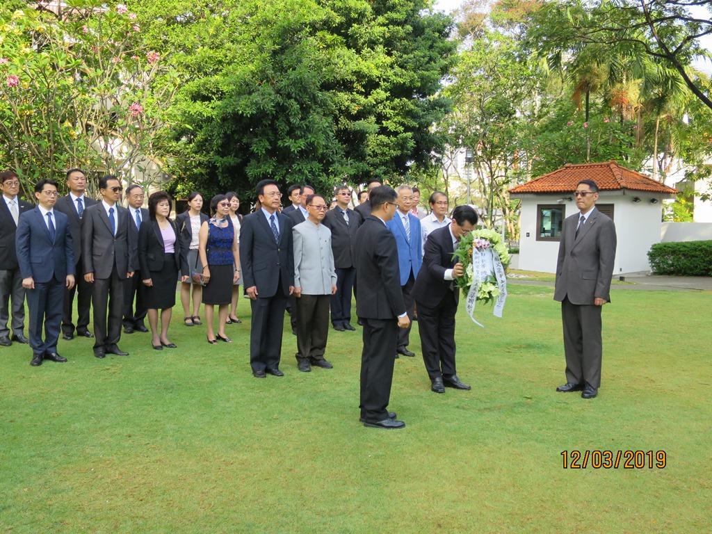 本處代表梁國新率全體出席人員向國父銅像獻花致敬。