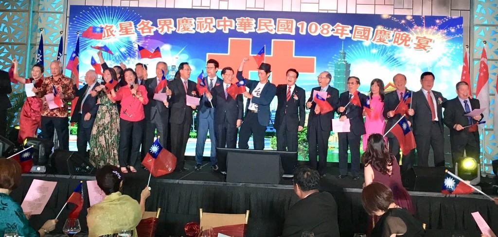 國慶晚會最後節目：全體大合唱