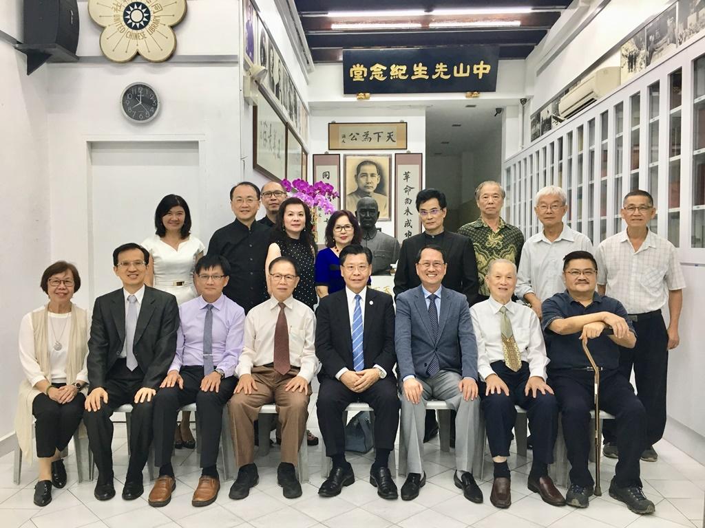 本處代表梁國新(前排右4)於紀念會與貴賓合影，包括新加坡同德書報社社長羅德民(前排右3)、顧問曾福成(前排右2)、第一副社長謝耀財(前排右1)、新加坡留台大專校友會會長吳英發(前排左3)及本處副代表戴輝源(前排左2)。(108/11/12)