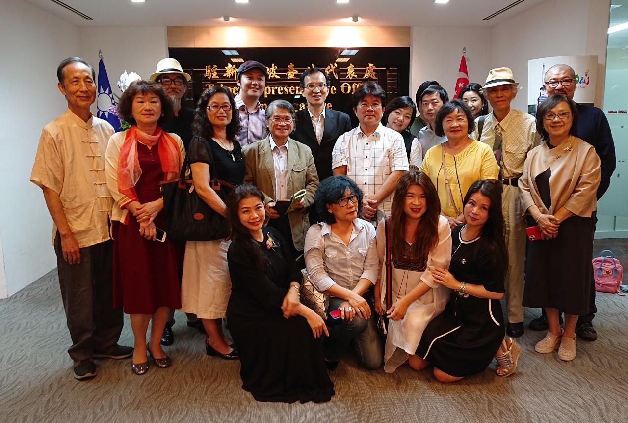 台中市墨海藝術協會參訪本處與戴輝源副代表(後排左四)合影。(108年12月2日)