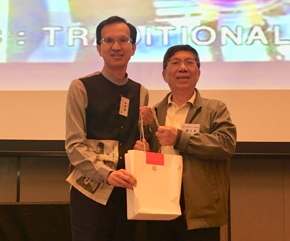 戴副代表(左)與摸彩獲獎的新加坡台北工商協會名譽會長鍾仕達合影。(108/12/27)