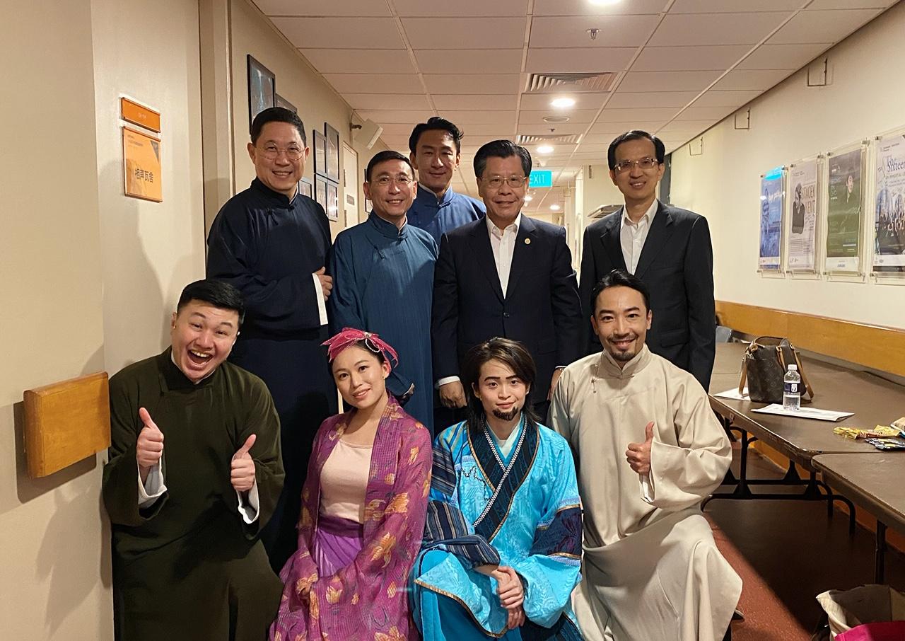 本處梁大使國新2月4日出席華藝節「相聲瓦舍-十五萬大軍直取西城而來」演出，並向全體演員致意。(109/02/04)