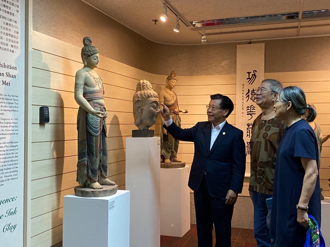 盧瑞美老師作品--敦煌佛像系列 (左起：梁大使國新、陳連山老師、盧瑞美老師) (109/02/21)