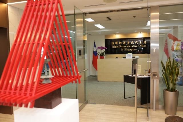 為陳連山老師作品-時間與空間(代表處入口) (109/02/21)