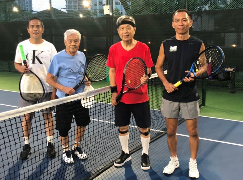 獲得長青組季軍的91歲周神榮醫師(左2)與周巽道(左1)父子，與獲得冠軍的僑務諮詢委員陳正吉(右2)及姚臣漢(右1)合影。(109/09/13)