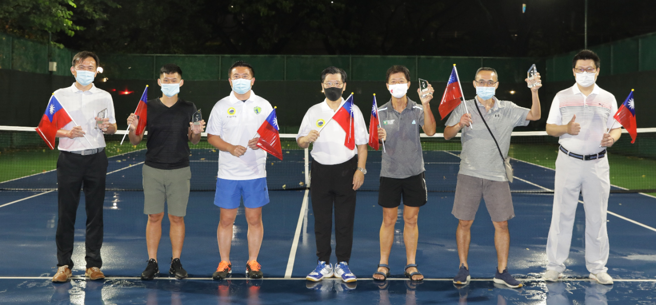 梁代表(右4)、新加坡台北工商協會楊正祺會長(右1)、網球賽籌備組楊舜軻主任委員(左3)與公開組前3名獲獎者合影。(109/09/13)