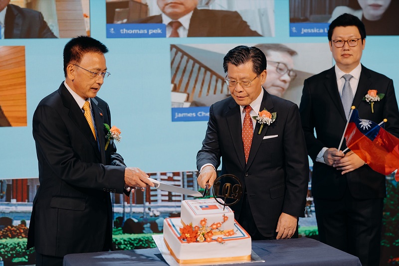 梁代表與僑務委員張嘉升(左1)一齊切國慶生日蛋糕。