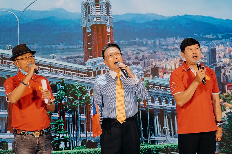 僑務委員張嘉升(中)領唱「愛拚才會贏」。