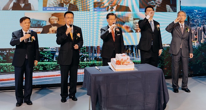 梁代表與出席國慶晚會錄影棚現場貴賓及線上嘉賓共同舉杯祝賀(左起：僑務諮詢委員鍾仕達、僑務委員張嘉升、梁代表、國慶籌委會主任委員楊正祺、僑務委員陳正吉)。