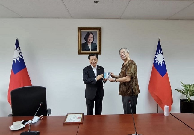 本處代表梁國新（左）頒發感謝狀給參展的藝術家陳連山（右）。(20201026)