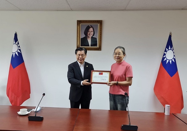 本處代表梁國新（左）頒發感謝狀給參展的藝術家盧瑞美（右）。(20201026)