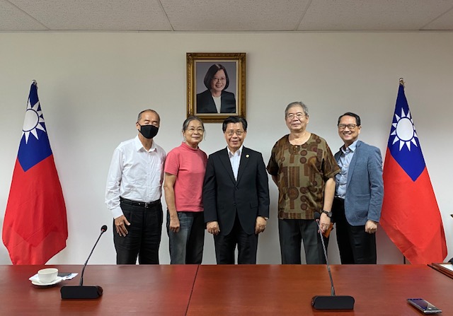 梁代表（中）、雕塑家孫宇立（左1）、盧瑞美（左2）藝術家陳連山（右1）、同德書報社社長羅德民（右2）合影。(20201026)