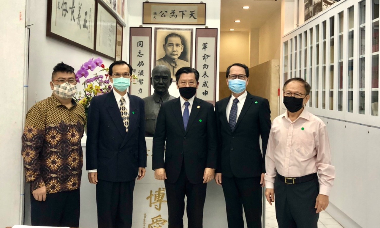 本處代表梁國新於「創辦人孫中山先生誕辰155週年紀念會」與貴賓合影，包括新加坡同德書報社社長羅德民(右2)、湛監督承憲(右1)、第一副社長謝耀財(左1)及本處副代表戴輝源(左2)。(109/11/16)